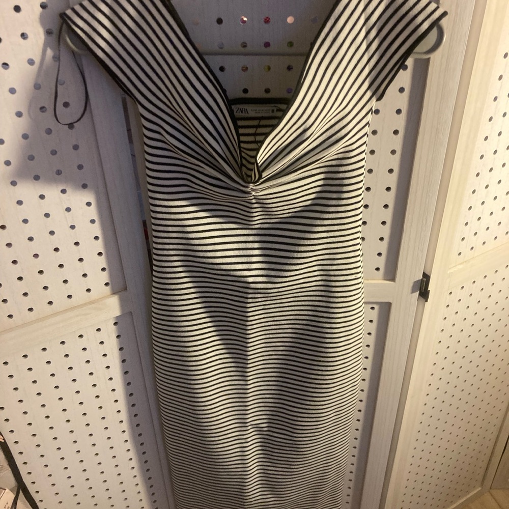 Zara White and Black Off-the-Shoulder Sheath 👗 dress